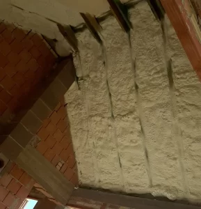 Szarufaköz szigetelése poliuretám habbal.